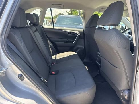 Used 2021 Toyota RAV4 LE AWD/4WD image 9