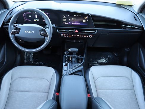 Used 2023 Kia Niro SX image 9