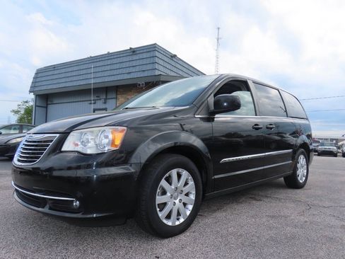 Used 2014 Chrysler Town & Country Touring FWD image 4