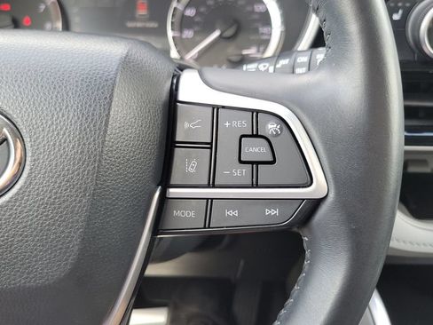 Used 2023 Toyota Highlander XLE FWD image 21