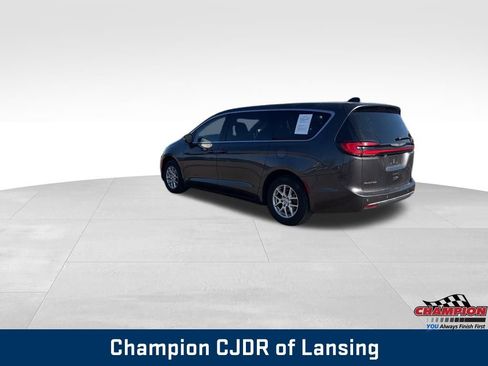 Used 2023 Chrysler Pacifica Touring-L image 3
