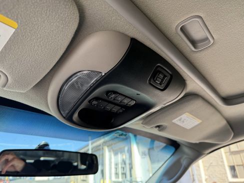 Used 2006 Chrysler Town & Country Touring image 57