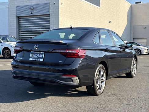 Used 2023 Volkswagen Jetta SE FWD image 3