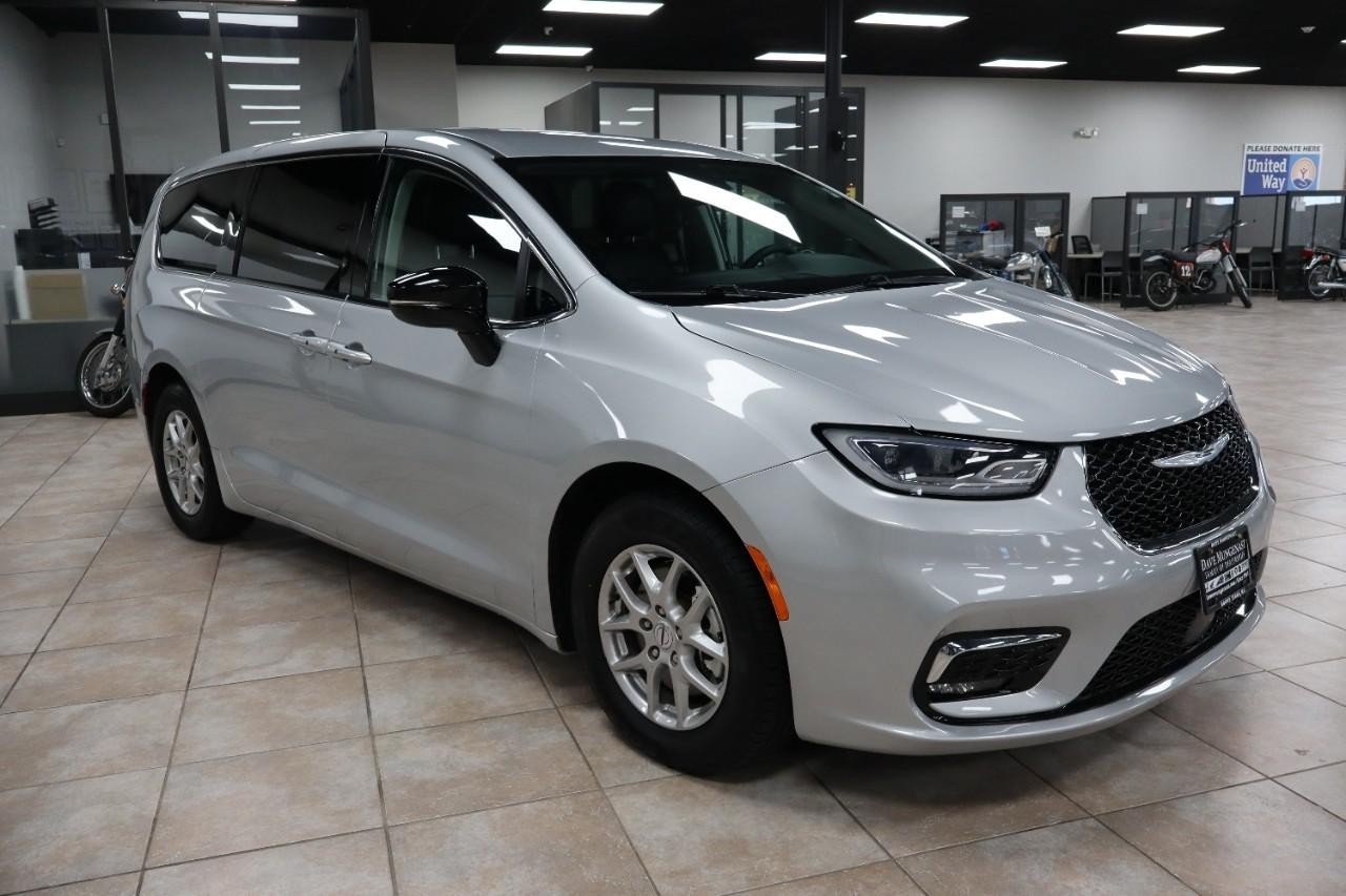 Used 2024 Chrysler Pacifica Touring-L FWD image 9