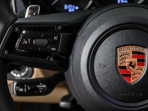 Certified 2025 Porsche Macan image 10