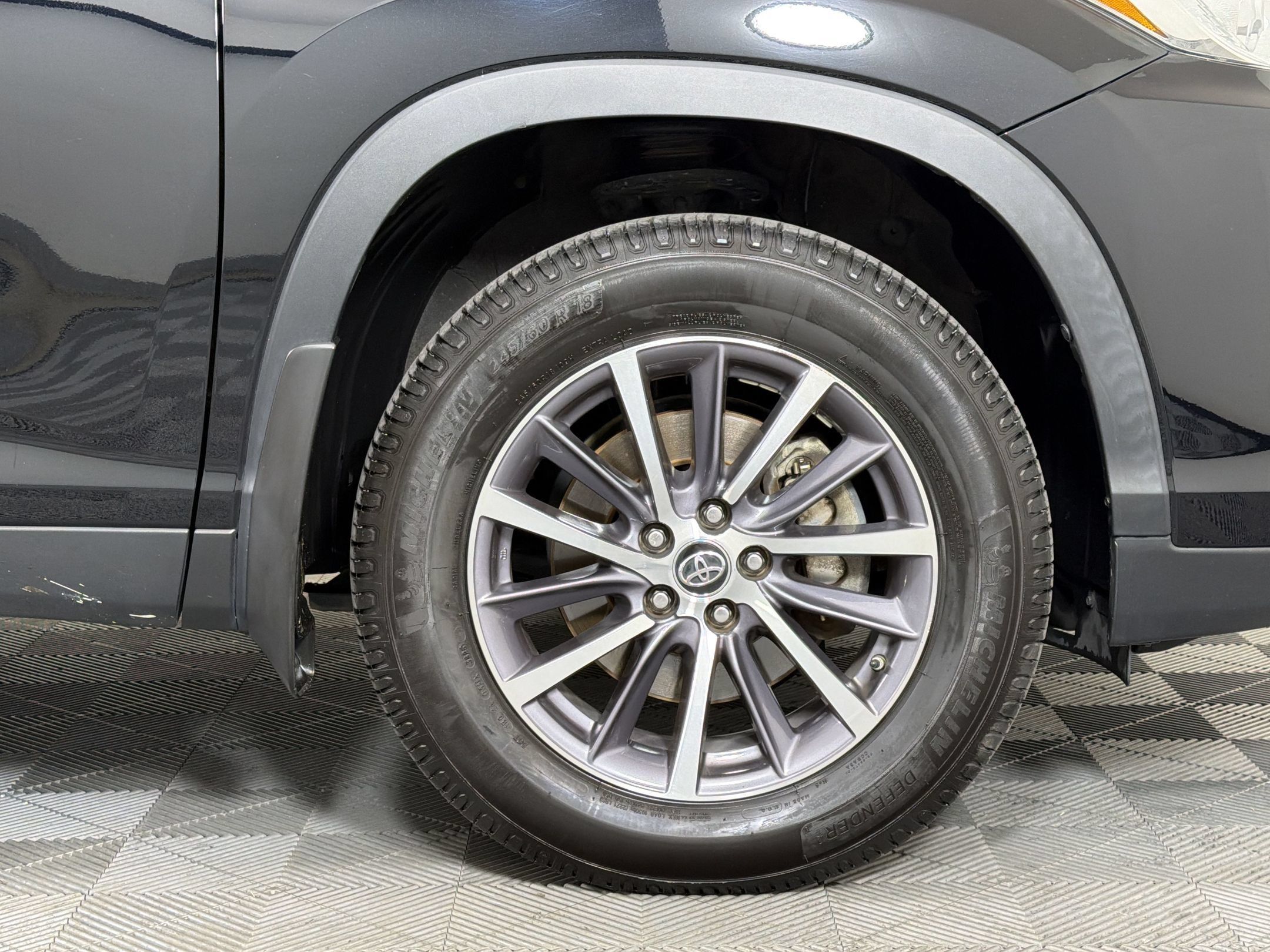 Used 2019 Toyota Highlander XLE AWD/4WD image 14