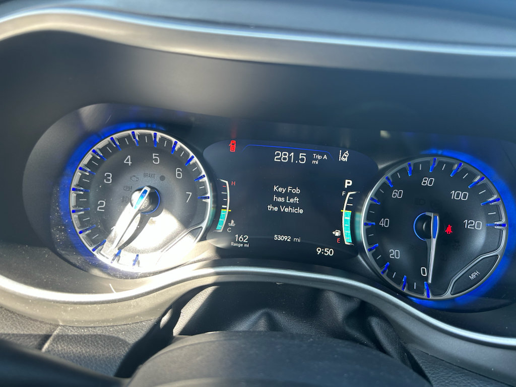 Used 2025 Chrysler Pacifica Select FWD image 10