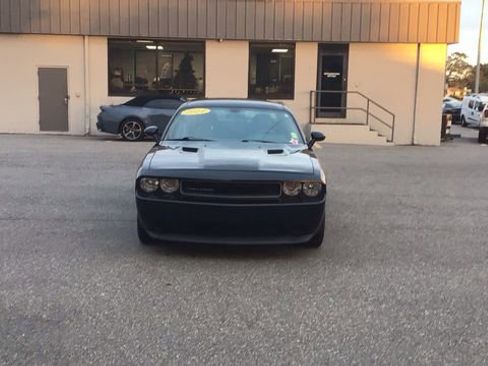 Used 2014 Dodge Challenger SXT image 3