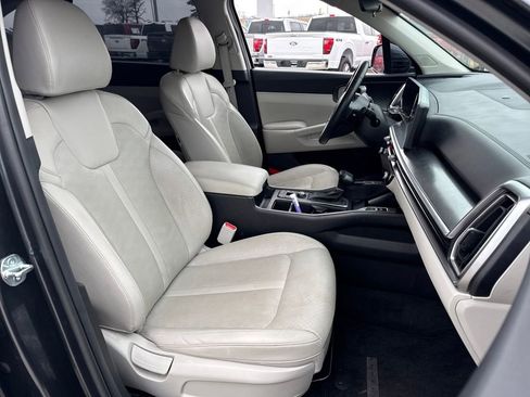 Used 2025 Kia Sorento S image 12