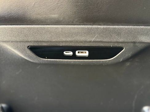 Used 2024 Chrysler Pacifica Touring-L FWD image 11