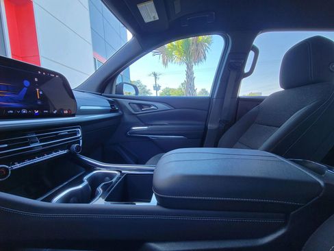 Used 2025 Chevrolet Traverse LT w/ Driver Confidence Package FWD image 13