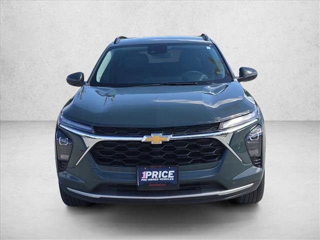 Used 2025 Chevrolet Trax LT FWD image 2