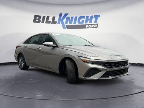 Used 2024 Hyundai Elantra SEL FWD image 7