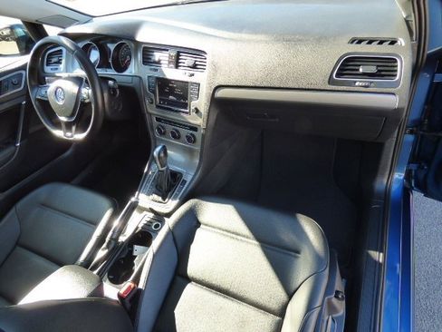 Used 2017 Volkswagen Golf SE image 9