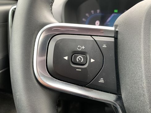 Used 2025 Volvo XC40 B5 Plus image 19