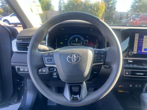 Used 2025 Toyota Camry LE image 34