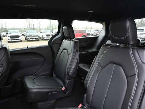 New 2026 Chrysler Pacifica Select w/ S Appearance Package image 18