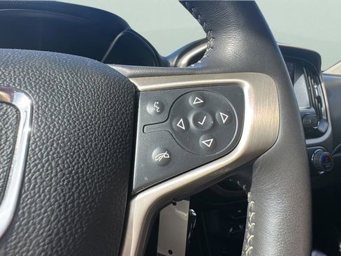 Used 2022 GMC Canyon Denali image 18