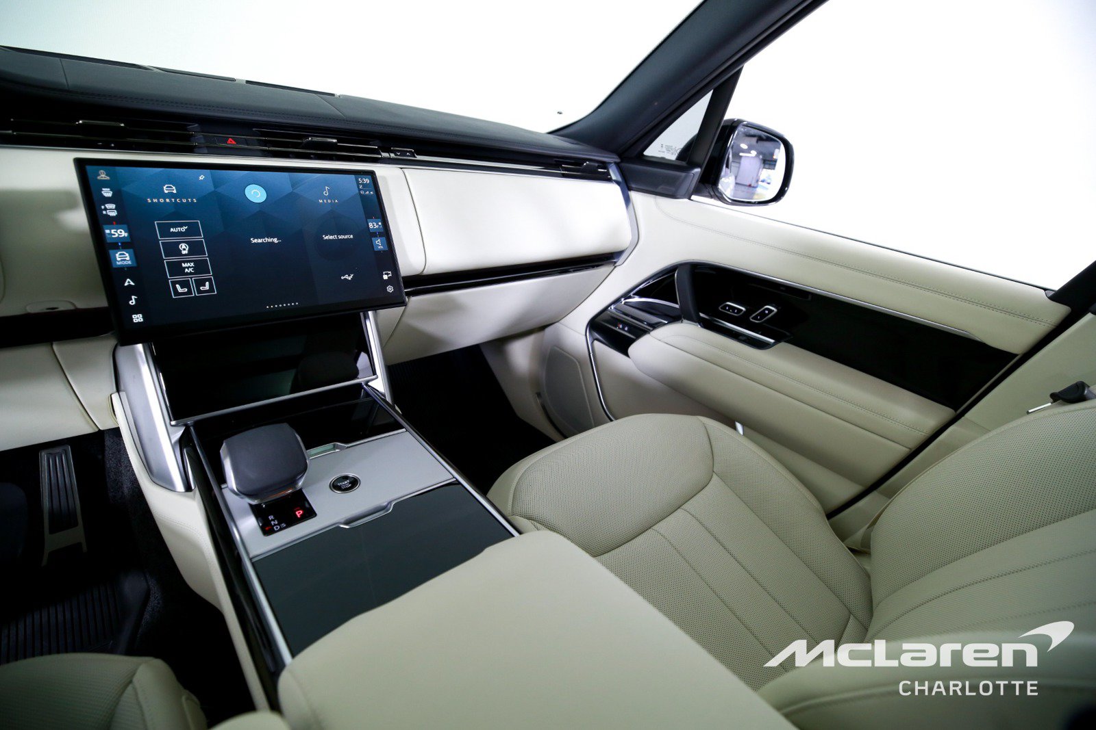 Used 2025 Land Rover Range Rover SE AWD/4WD image 15