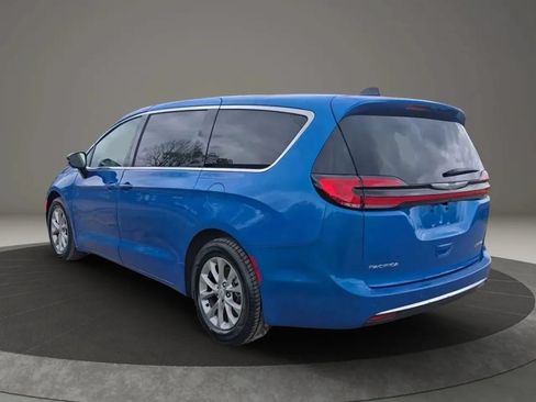 Used 2026 Chrysler Pacifica Limited FWD image 4