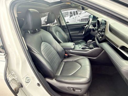 Used 2021 Toyota Highlander XLE image 33