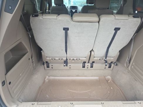 Used 2016 Chrysler Town & Country Touring w/ Driver Convenience Group image 10