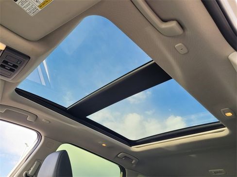 Used 2023 Nissan Rogue SL image 18