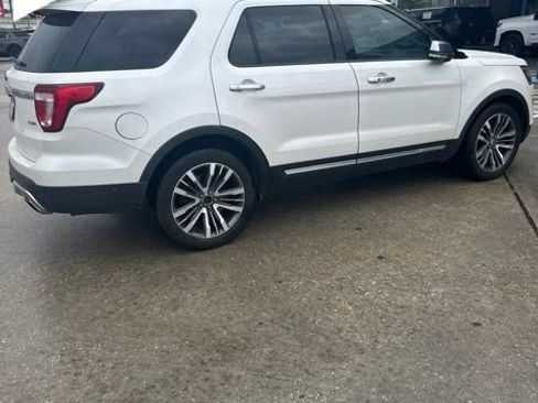 Used 2017 Ford Explorer Platinum AWD/4WD image 4
