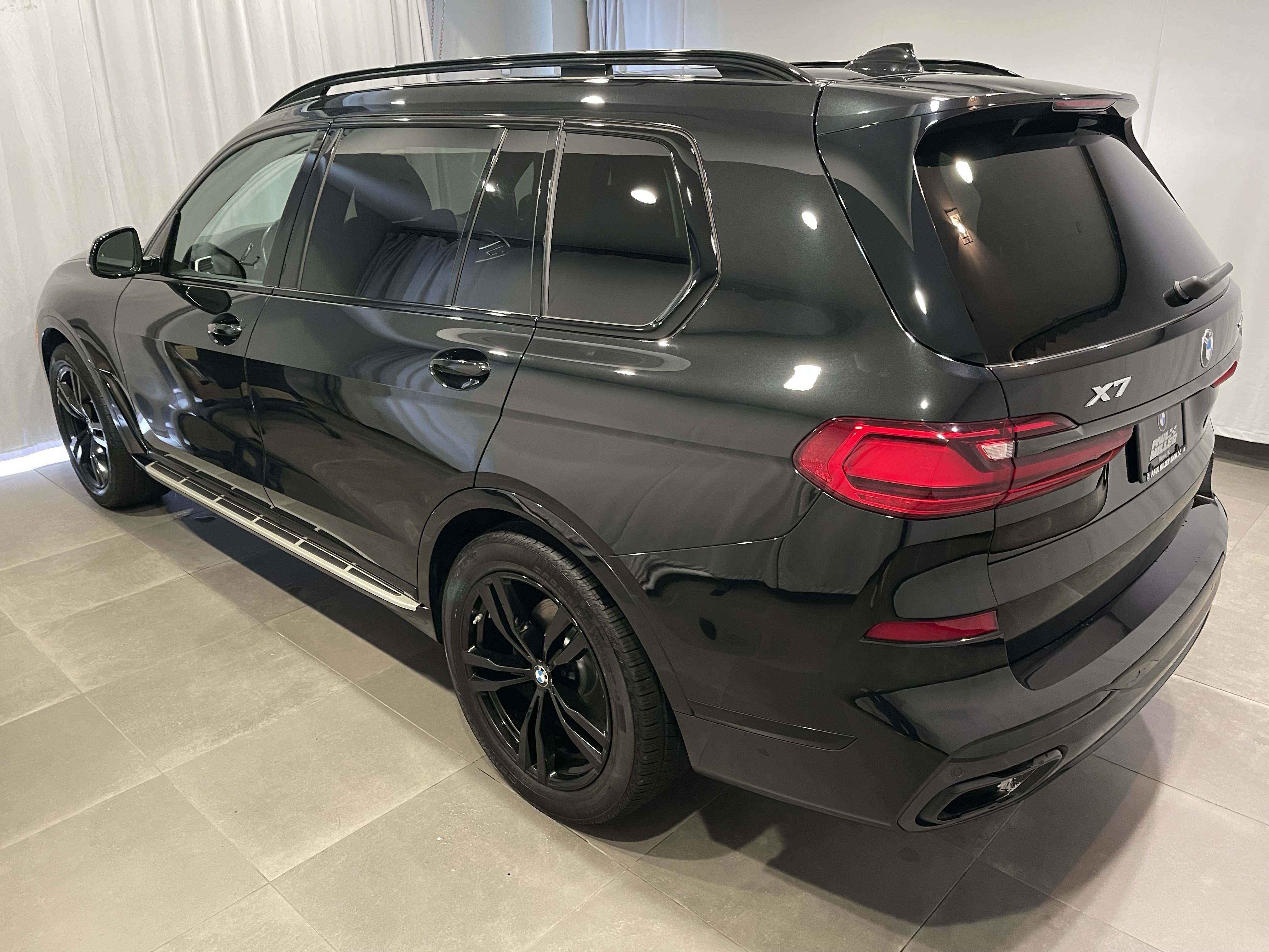 Used 2022 BMW X7 xDrive40i w/ M Sport Package AWD/4WD image 4