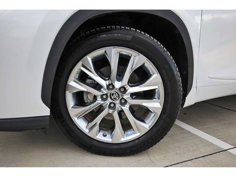 Used 2023 Toyota Highlander Limited FWD image 31