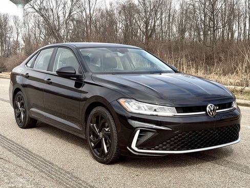 Used 2025 Volkswagen Jetta SE image 36