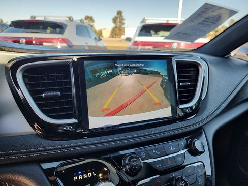 Used 2025 Chrysler Pacifica Limited FWD image 18