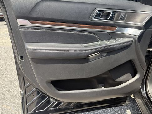 Used 2018 Ford Explorer Limited w/ Ford Safe & Smart Package FWD image 10