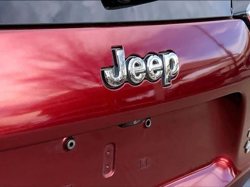 Used 2019 Jeep Cherokee Latitude w/ Popular Appearance Group image 32