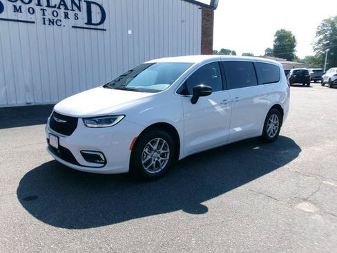 Used 2025 Chrysler Pacifica Select FWD image 2