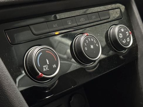 Certified 2024 Volkswagen Taos S FWD image 20