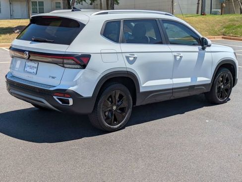 New 2026 Volkswagen Taos SE FWD image 4