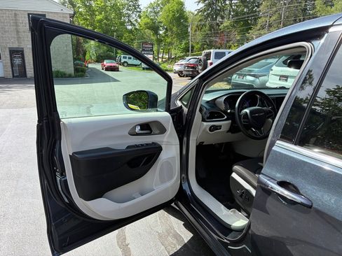 Used 2020 Chrysler Pacifica Touring FWD image 17