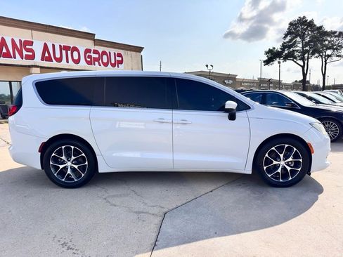 Used 2017 Chrysler Pacifica LX FWD image 11