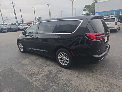 Used 2024 Chrysler Pacifica Touring-L FWD image 3
