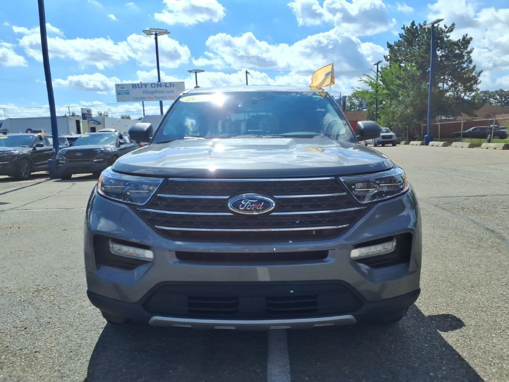 Certified 2024 Ford Explorer XLT w/ Equipment Group 202A AWD/4WD image 3