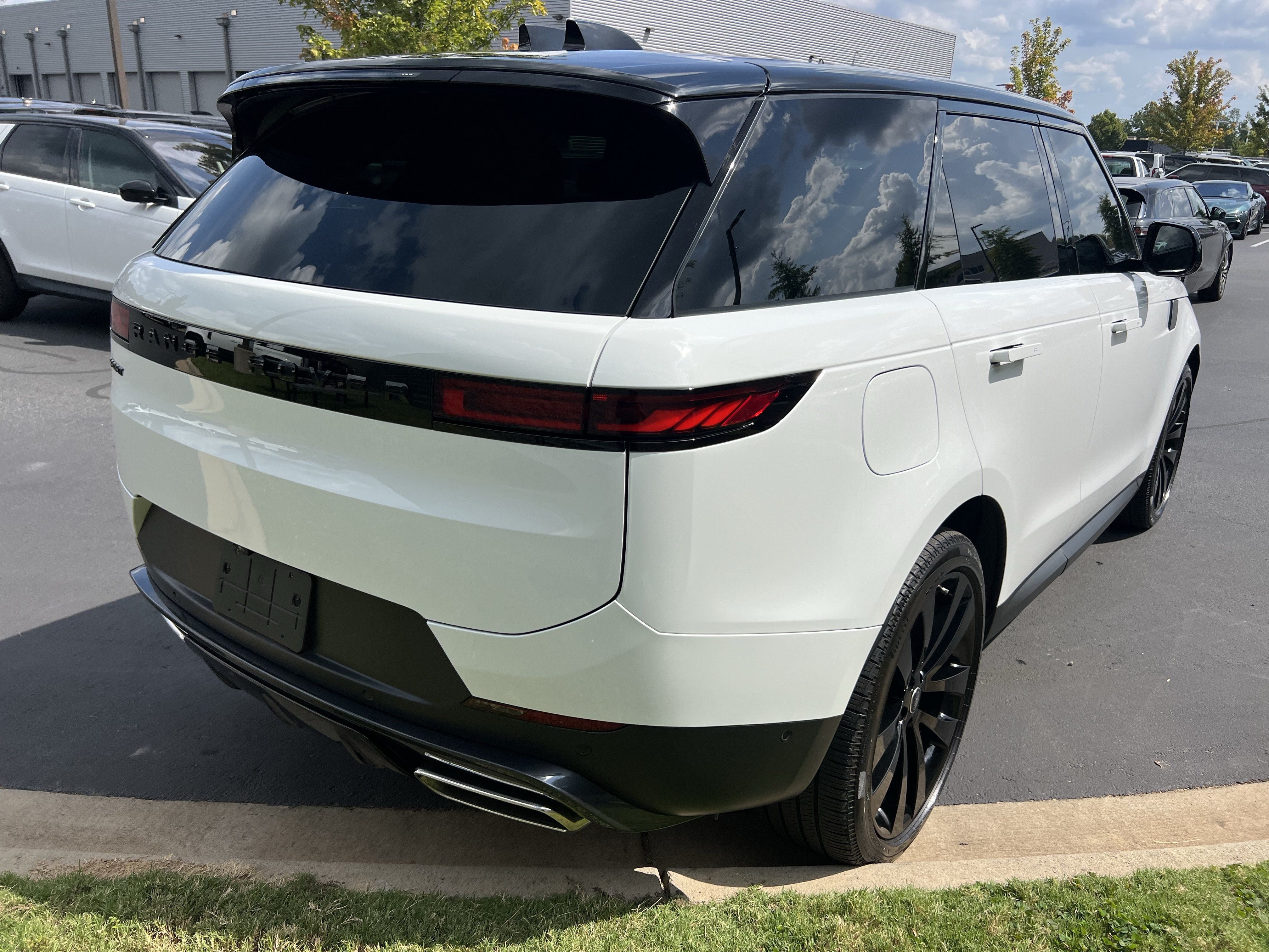 Used 2025 Land Rover Range Rover Sport SE AWD/4WD image 7