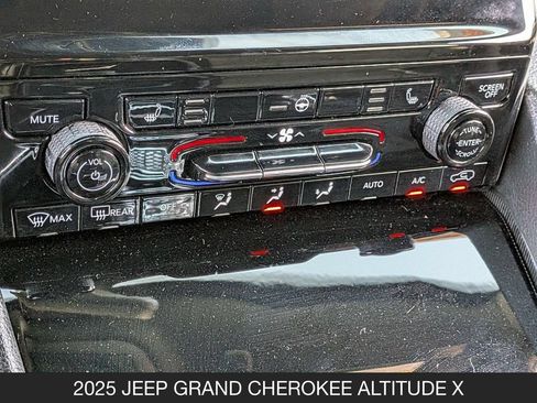 Used 2025 Jeep Grand Cherokee Altitude AWD/4WD image 23