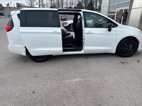 Used 2024 Chrysler Pacifica Select image 45
