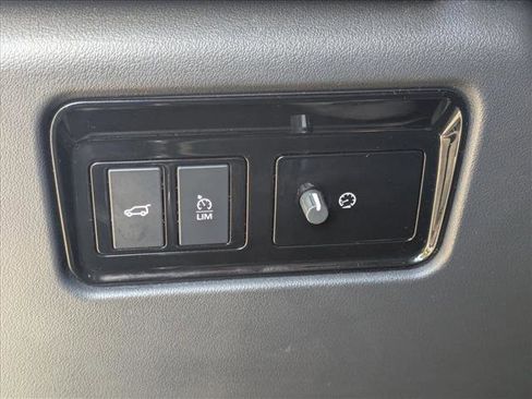 Used 2020 Jaguar F-PACE Premium image 12