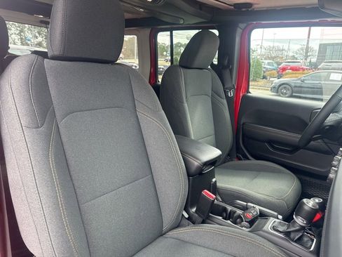 Used 2025 Jeep Wrangler Unlimited Sahara image 6