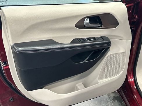 Used 2023 Chrysler Voyager LX FWD image 12