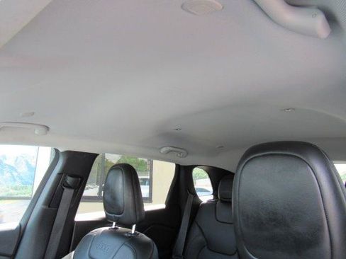 Used 2019 Jeep Cherokee Limited AWD/4WD image 16