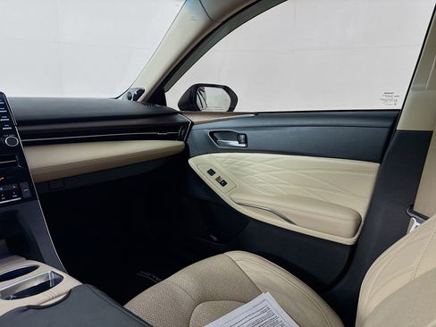 Used 2019 Toyota Avalon Limited image 29