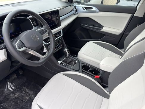 New 2026 Volkswagen Taos SE image 8